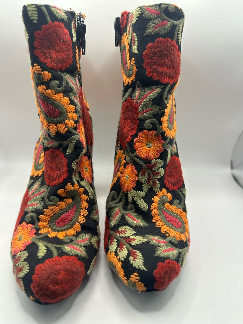 Wild Diva Lounge Floral Embroidered Velvet Ankle Booties Size 7.5 - Picture 2 of 7